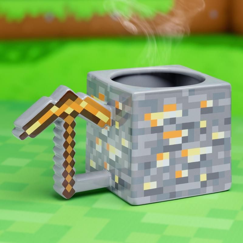 Šolja Paladone Minecraft - 3D - Gold Pickaxe Mug 