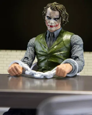 Action Figure DC Multiverse - Jail Cell Variant - The Joker (The Dark Knight) - Gold Label 