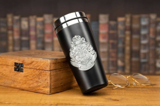 Čaša Paladone Harry Potter - Hogwarts - Travel Mug With Metal Badge 