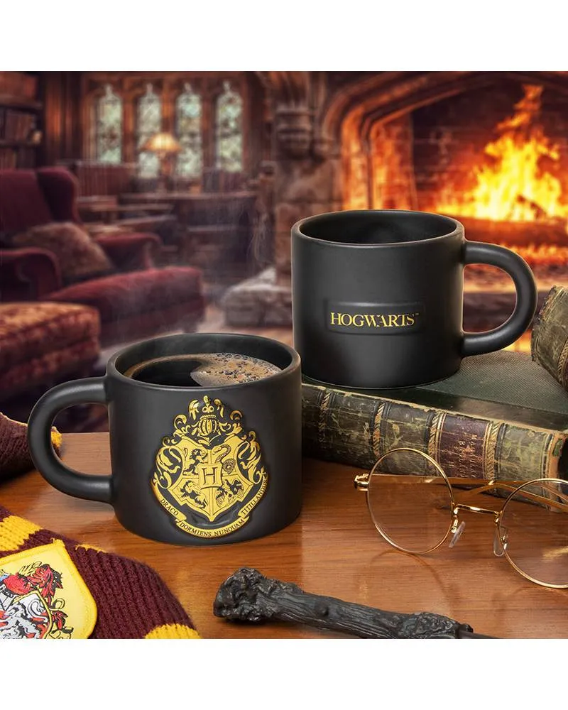 Šolja Paladone - Harry Potter - Hogwarts Crest Embossed Mug 