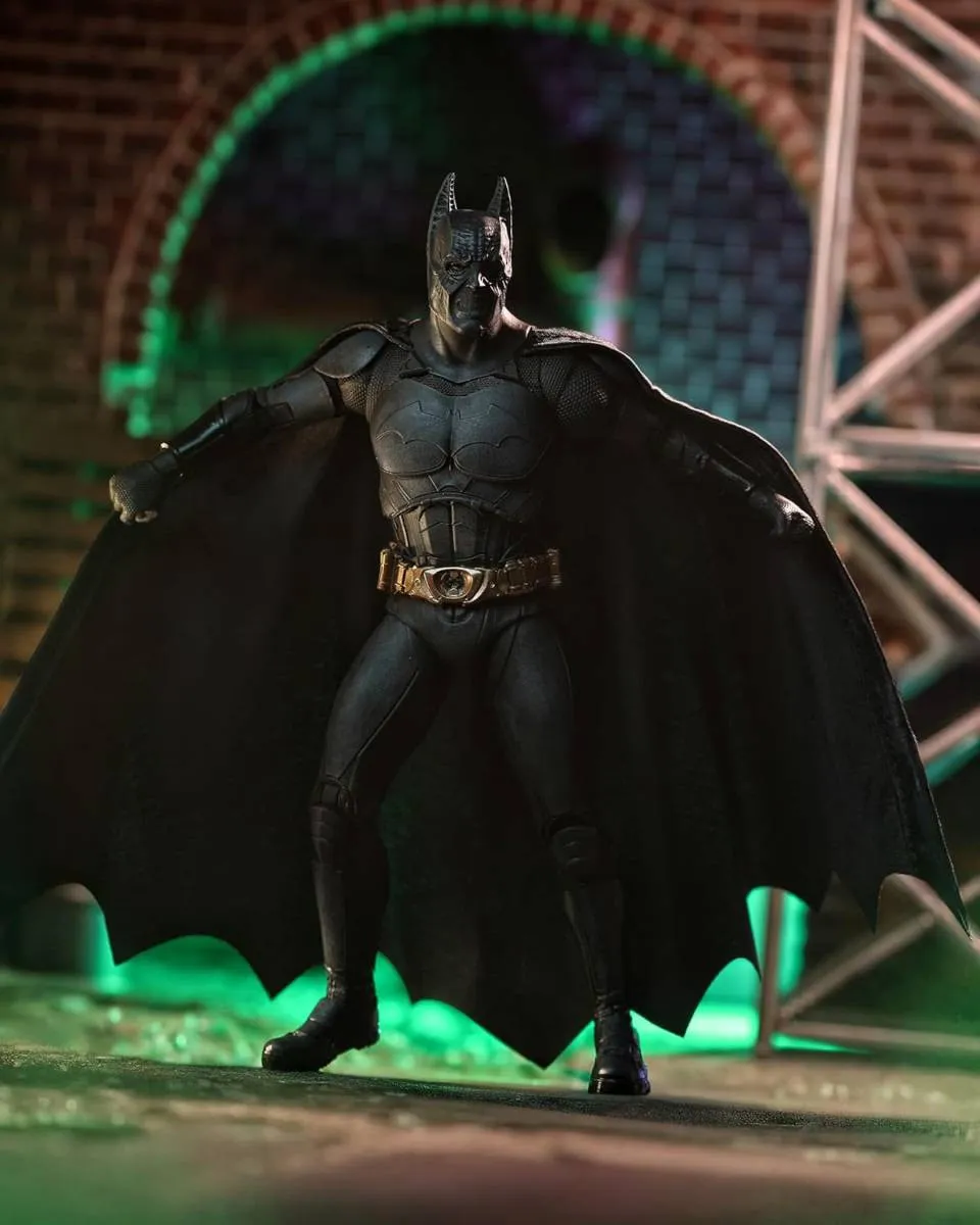 Action Figure DC Multiverse - Batman Begins  - Batman Gold Label 
