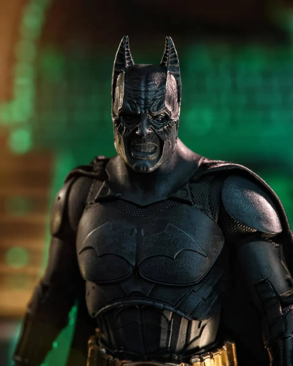 Action Figure DC Multiverse - Batman Begins  - Batman Gold Label 
