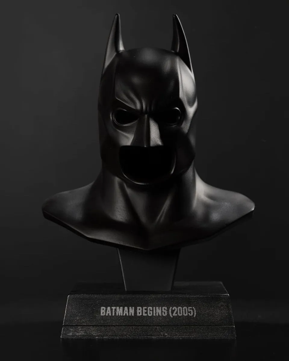 Statue DC Direct - Batman Cowl - Batman Begins 