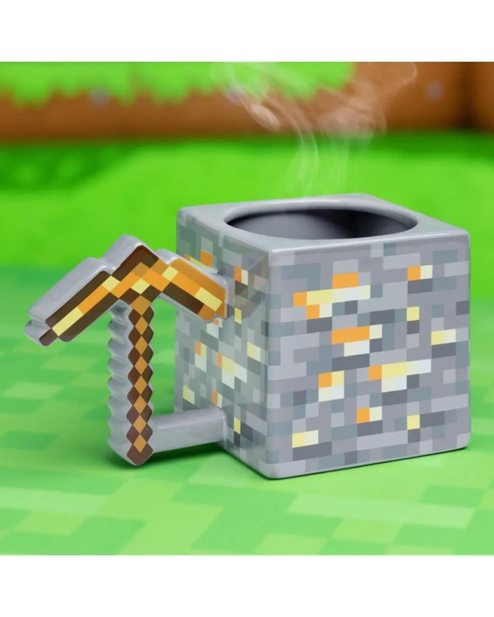 Šolja Paladone Minecraft - Gold Pickaxe Mug 